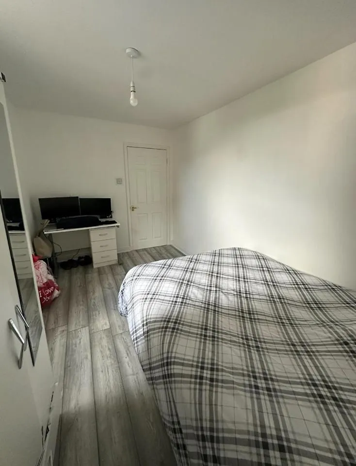 Room In A Shared Flat, E16 London Homestay